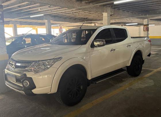 MITSUBISHI L200 TRITON 2.4 16V TURBO DIESEL SPORT HPE TOP CD 4P 4X4 AUTOMÁTICO MITSUBISHI L200 TRITON 2.4 16V TURBO DIESEL SPORT HPE TOP CD 4P 4X4 AUTOMÁTICO